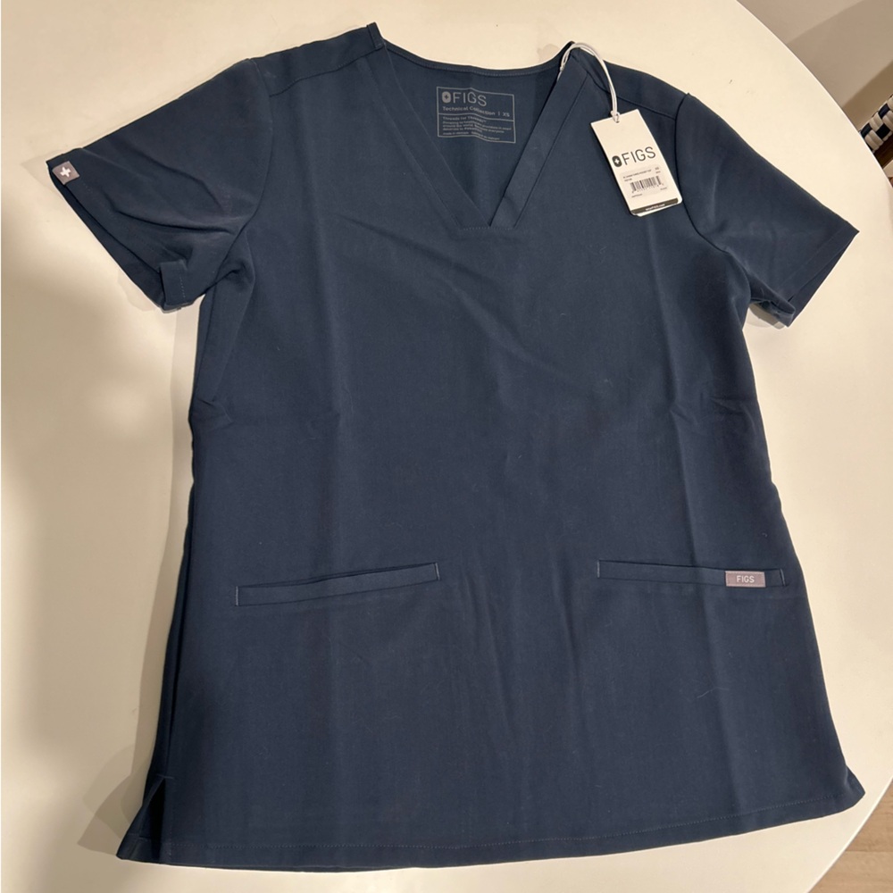 NWT Figs Women’s 3 Pocket Scrub Top in Dark Harbor